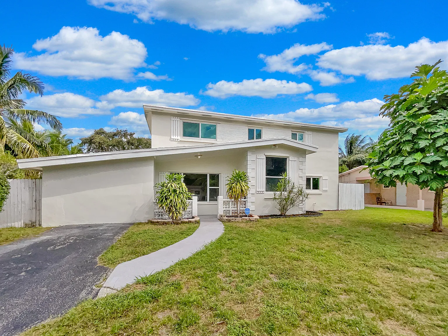 4000 NW 39th Ave, Lauderdale Lakes, FL